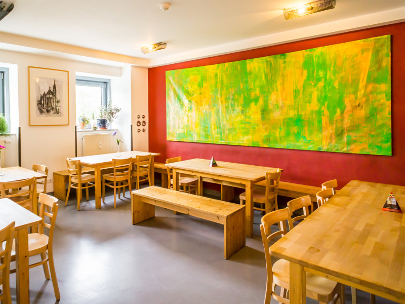 https://www.babelfish-hostel.de/media/Galeryhostel/004 hostel common room.jpg